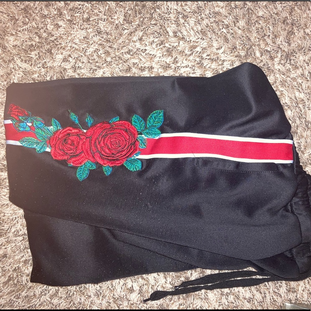 Jogger with red and white strips on the side with rose